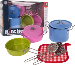 Värvilised metallpotid ja köögiriistad