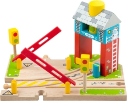 Puidust raudteeülesõit koos fooriga