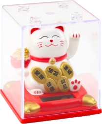 Valge päikeseenergial töötav õnnekassi (maneki-neko) kuju vitriinis