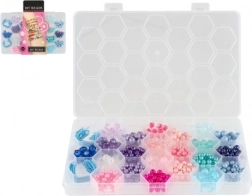 Plastist värvilised helmed nööriga karbis