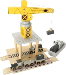 Puidust sadamakraan koos laeva ja autodega