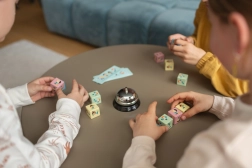 Kiirkuubikud – tähelepanu mäng lastele