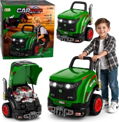 Väikese mehaaniku traktor kruvimiseks tulede, helide ja auruga