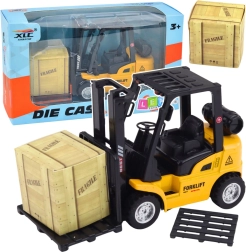 Metal forklift with pull-back drive, pallet and crate – yellow