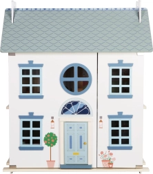 Puidust nukumaja aiaga ja tarvikutega