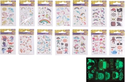 Pimedas helendavad tätoveeringukleepsud 6 × 10,5 cm – ükssarvikute ja piraatide segu