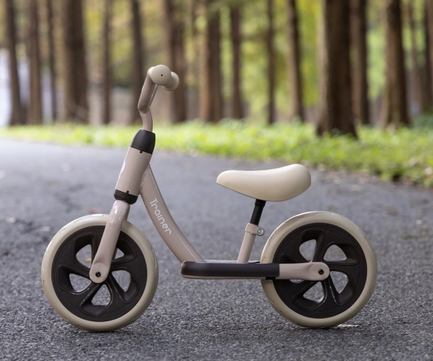 Grows with your child thanks to adjustable handlebars and seat