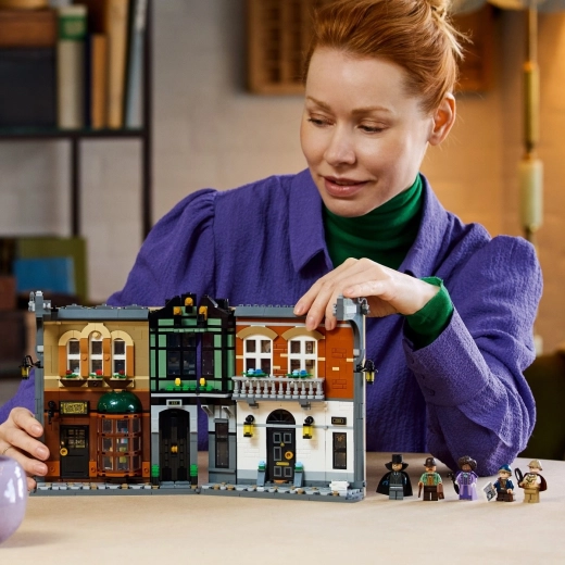 Features for play and display