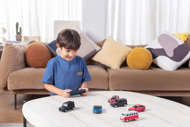 Control via Bluetooth 5.0 and 2.4 GHz
