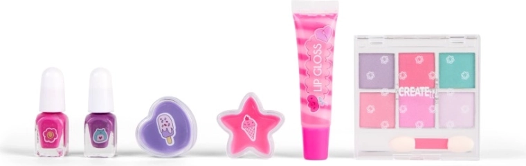 Glossy lips and playful streaks