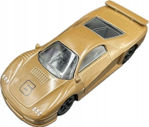 Metallik-kuldne teostus, mis paistab silma