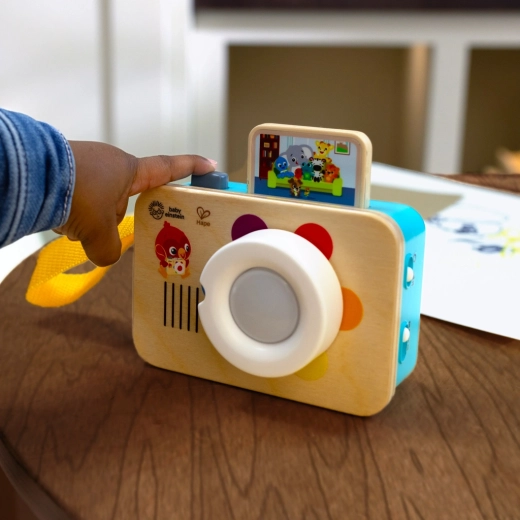 Press the shutter and “take” photos of favorite characters
