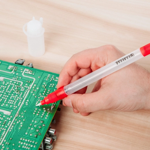 Refillable pen for precise liquid dispensing Fluxpen