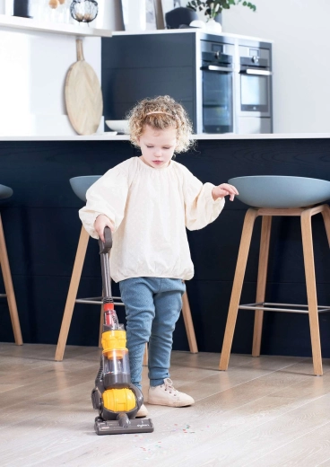 Easy control thanks to wheels and handle
