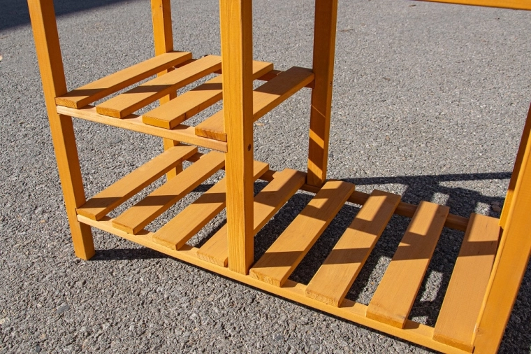 Avatud avarad riiulid ja konksud