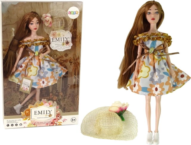 Nukk Emily sügisese kübaraga ja pikkade pruunide juustega