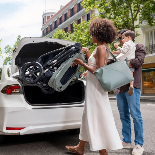 Compact folding and easy storage in the car
