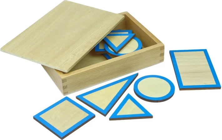 Moyo Montessori bases for geometric solids with a box