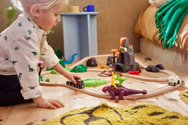 Ühildub BRIO puidust raudteedega