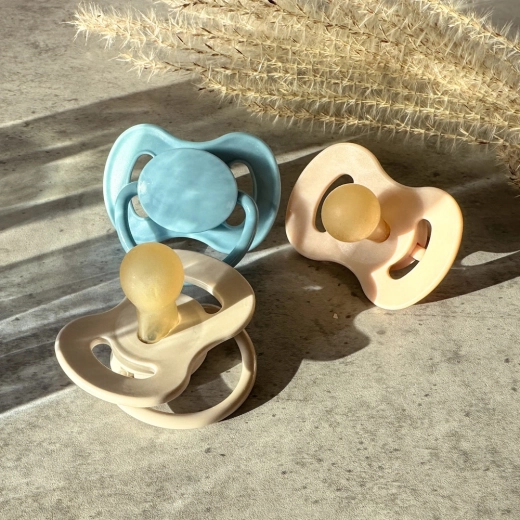 Practical handle for easy holding and attaching