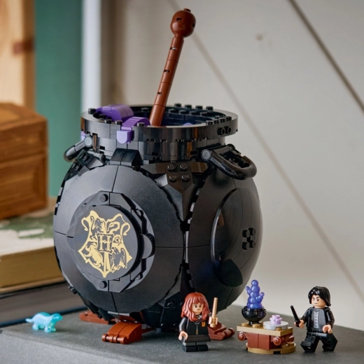 Authentic accessories and minifigures