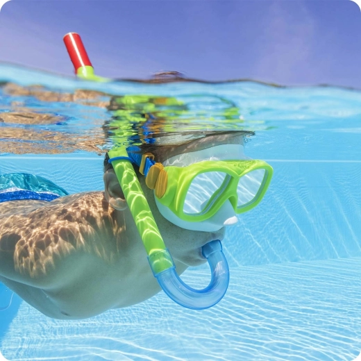 Ergonomic snorkel with splash protection