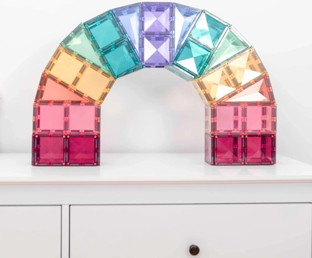 Pastelltoonid ja läbipaistev disain