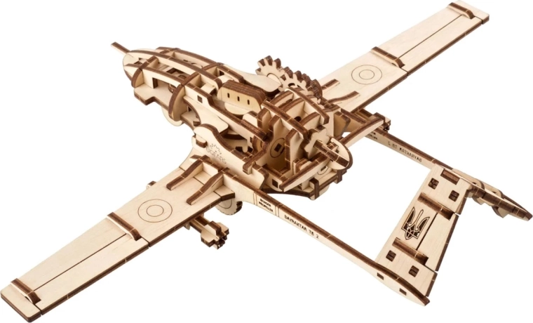 Realistic elements: flaps, camera and removable armament