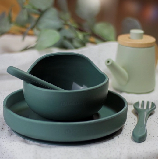 Suction plate for calmer feeding