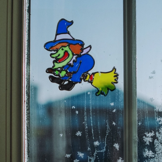 Värviline Halloweeni aknakaunistus nõia kujutisega