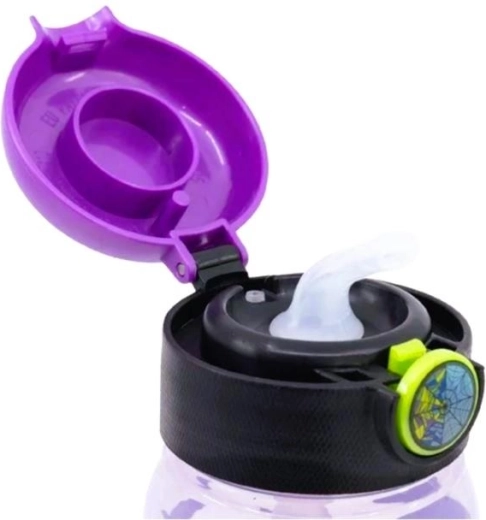 A lid that protects the straw