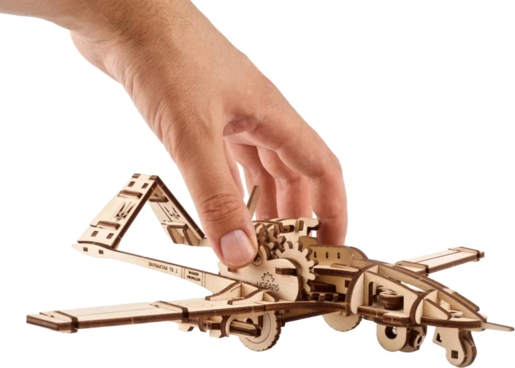 Wind-up drive with a metal spring