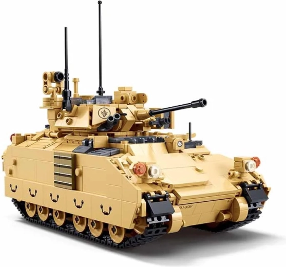 Realistlik tank pöörleva torni ja toimivate luukidega