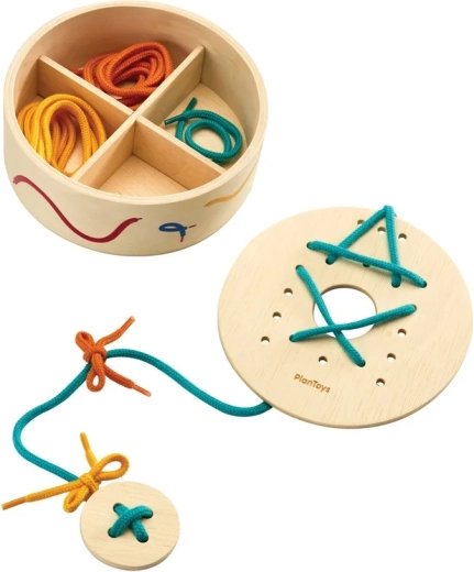 PlanToys nöörimise plaadid paeltega hoiukarbis
