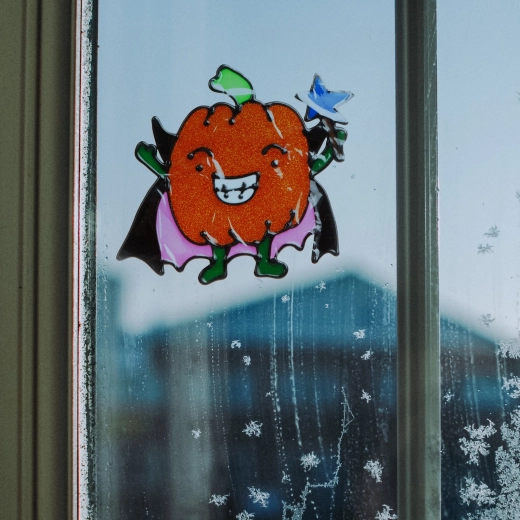 Sädelev värviline kõrvitsakujuline Halloweeni aknadekoratsioon