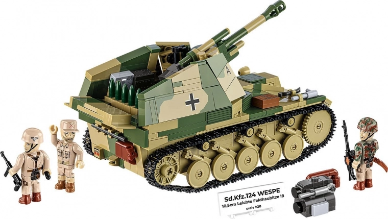 Kolm troopilise kamuflaažiga figuuri