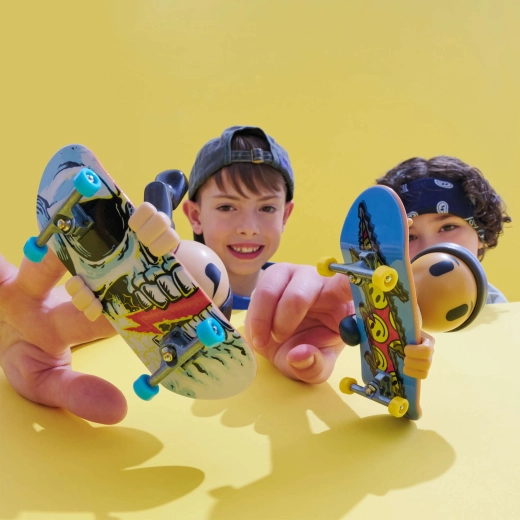 Figures as holders for better trick control