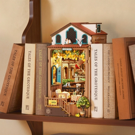 Võluv book nook raamaturiiulisse