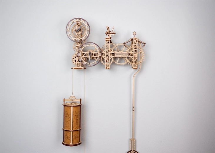 Funktsionaalsed mehaanilised kellad pendli ja avatud mehhanismiga