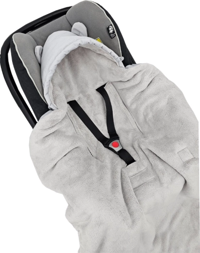 Compatible with 3- and 5-point harnesses