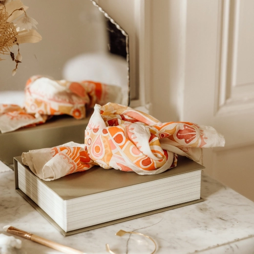 Kerge sall elegantse mustriga