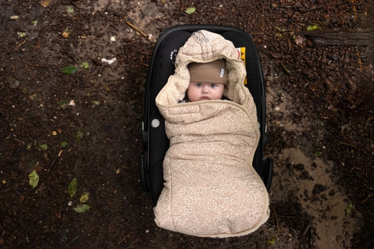Suitable for a car seat thanks to openings on the back