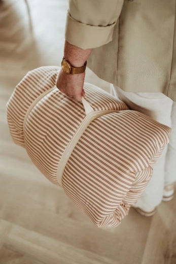 Easy to carry thanks to straps