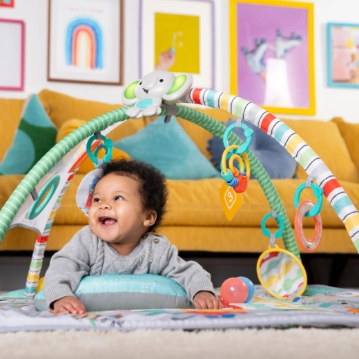 Eemaldatavad mänguasjad ja tummy time tugi
