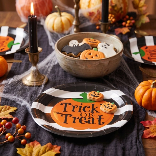Halloween paper plates with pumpkin and Trick or Treat design, 23 cm - 8 pieces