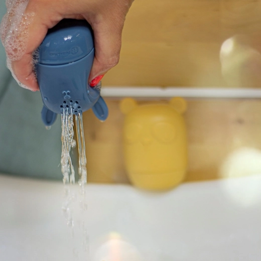 Fun water squirting and pouring