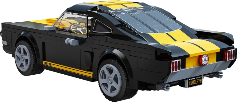 Avatav kapott ja V8 mootori detailid