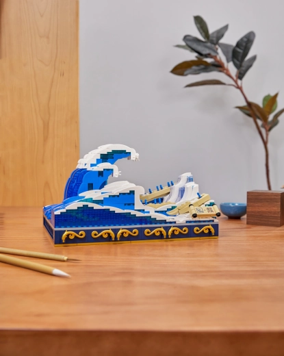 The iconic “Great Wave” as a collector’s model