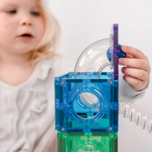 Läbipaistvad kuulirajad füüsika õppimiseks mängu kaudu