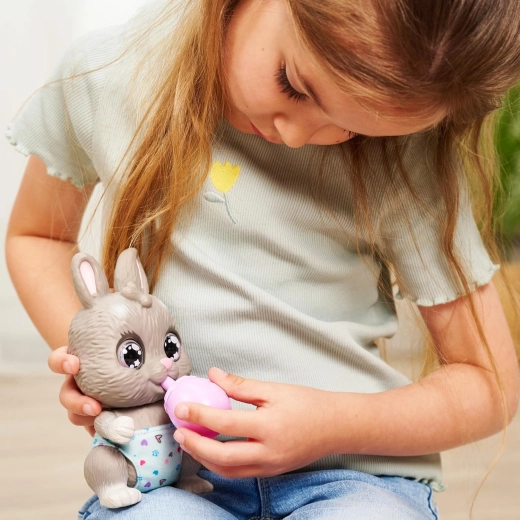Joob pudelist ja annab märku mähkme vahetamise vajadusest